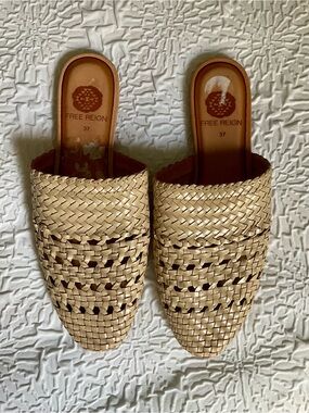 NWOT Women’s Free Reign Woven Slip On Shoes